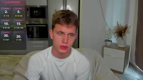 m0neyken_ online show from August 4, 2:18 am