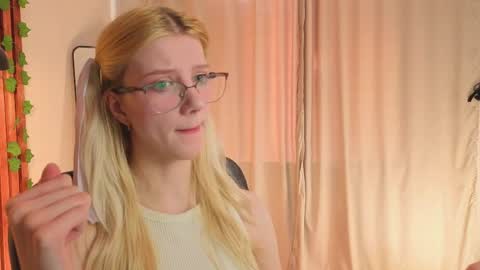 catch me on tue 10am-5pm wed 3am-10am fri 3am-5pm sat 10am-5pm sun 10am-5pm online show from April 1, 8:59 am