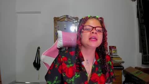 Snapshot of madam_sativa chatting on March 6, 1:58 am di online show from March 6, 1:58 am