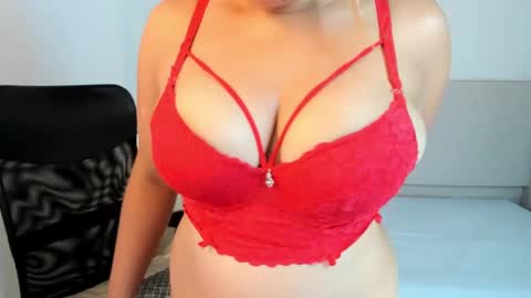 M A D D Y Z O E  online show from January 13, 1:45 am