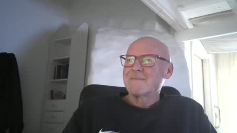 madio1187940 online show from November 24, 12:15 pm