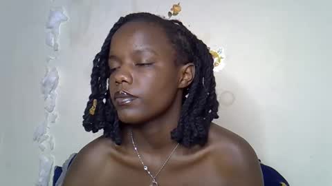 Maee online show from December 3, 7:03 pm