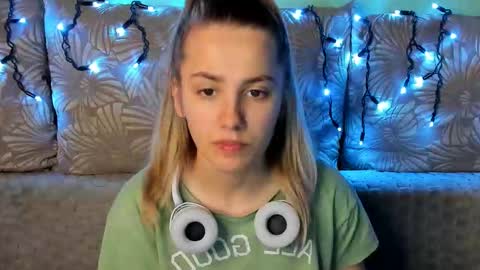 Maggie online show from December 15, 3:02 am