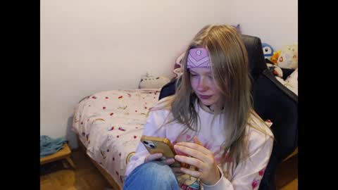 Magdalene Swaggy online show from December 12, 7:04 pm