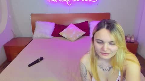 Snapshot of magiceyess chatting on October 19, 6:12 pm Lili and Bella online show from October 19, 6:12 pm
