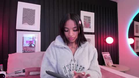 manelyk_evanss online show from April 15, 6:11 pm