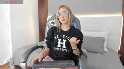 mara_33 online show from December 18, 8:04 pm