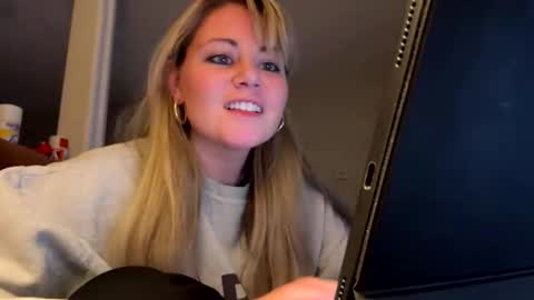 Marci Wallace online show from November 20, 2:43 am