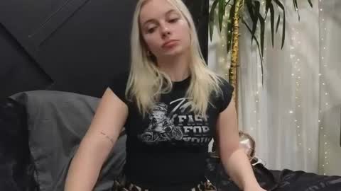 margot_robbie7 online show from February 12, 3:40 am