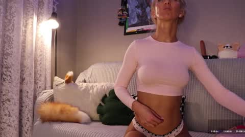 Snapshot of mari_moon_bunny chatting on January 6, 2:36 pm Mari Moonbunny online show from January 6, 2:36 pm