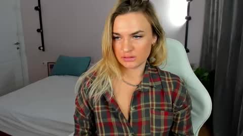 Mariel online show from March 23, 1:43 am