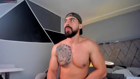 Snapshot of mark_broown_ chatting on February 12, 12:05 am mark_broown_ online show from February 12, 12:05 am