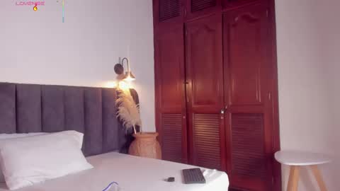 Laura online show from October 15, 9:04 pm