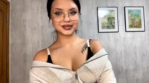 Mia online show from February 13, 7:55 am