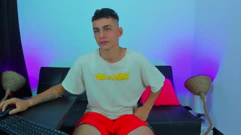 Snapshot of max_wild01 chatting on October 23, 3:02 pm MAX online show from October 23, 3:02 pm