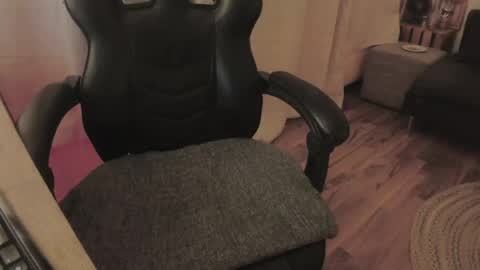 maxcamlove online show from April 23, 10:33 pm