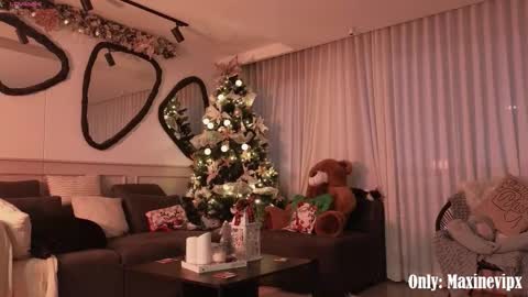 Maxine online show from December 22, 11:00 pm