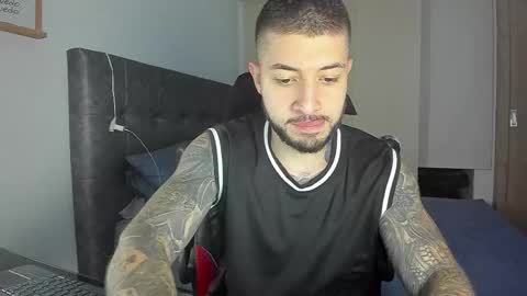 Snapshot of maxvibe_ chatting on October 21, 2:38 am maxvibe_ online show from October 21, 2:38 am