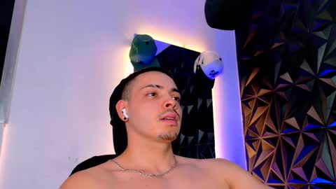 MAX online show from November 1, 11:04 pm