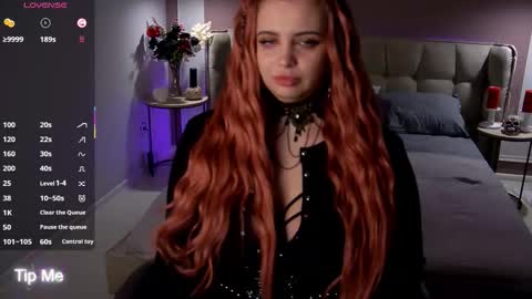 Snapshot of maya_mils chatting on September 27, 1:25 am Maya Mils online show from September 27, 1:25 am