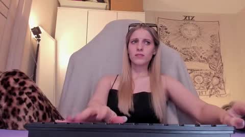 Anna online show from March 11, 8:12 pm