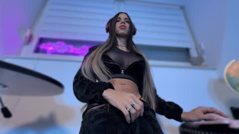   online show from November 15, 8:10 pm