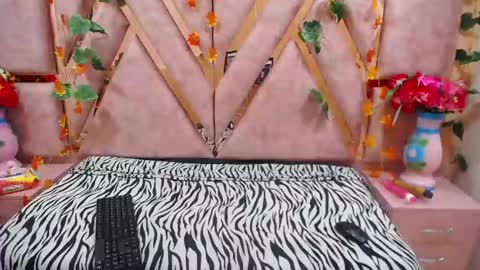 Snapshot of megan_latinn chatting on December 19, 1:07 am megan_latinn online show from December 19, 1:07 am
