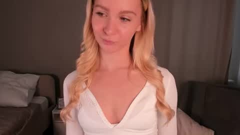 Elly online show from June 25, 1:16 pm