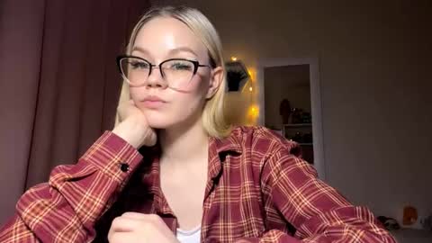 Mia online show from March 11, 3:04 pm