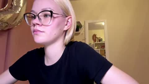 Mia online show from April 10, 3:17 pm