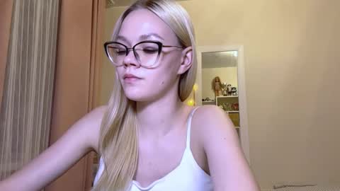 Mia online show from March 15, 2:53 pm