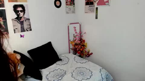 mel  online show from February 20, 8:47 pm