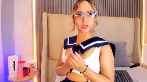 MelanieRoah online show from February 9, 11:29 pm