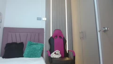 meli_peach online show from September 28, 7:23 pm