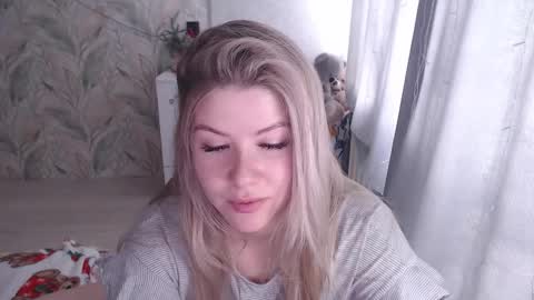 Melissa  Ray online show from December 15, 7:48 am