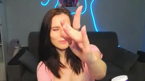 mellhyees online show from March 18, 5:41 pm