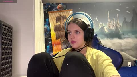 Hi Im Aria 18 years old online show from March 13, 5:16 pm