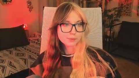 Mia online show from November 9, 3:48 pm