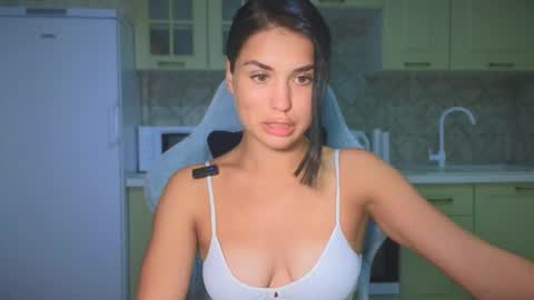 Mia online show from September 17, 7:06 pm