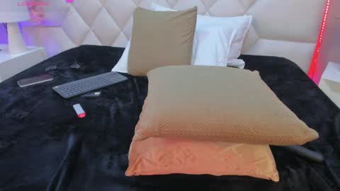 mia__bailey_ online show from April 11, 7:02 am