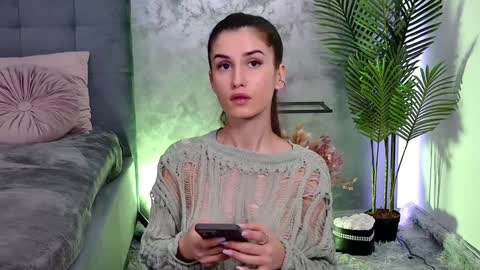 Freya Allen online show from February 6, 10:10 pm