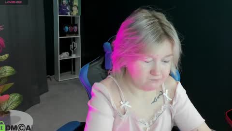 Mia online show from June 12, 3:05 am