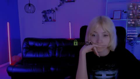 mia_mooon_ online show from April 25, 1:41 pm
