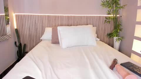 Mia online show from February 8, 7:23 am