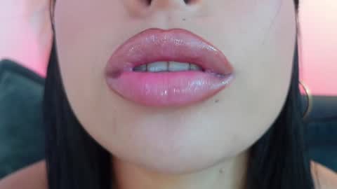 Mia online show from April 4, 9:11 pm