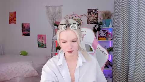 Mia online show from July 7, 3:19 am