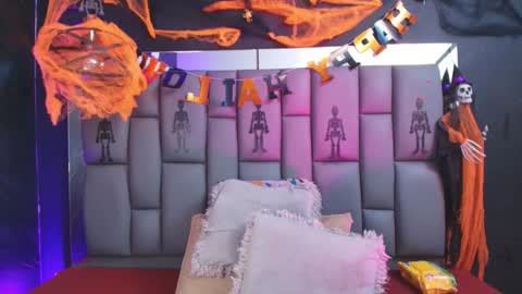 Mia online show from October 28, 12:06 pm