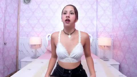 Mia online show from June 6, 11:32 pm