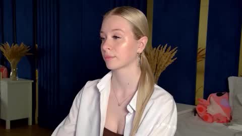 Mia online show from November 25, 10:52 pm