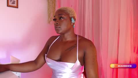 Snapshot of miaknox chatting on February 3, 9:08 am Mia online show from February 3, 9:08 am